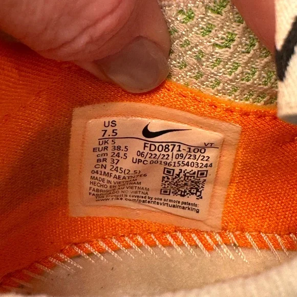 Nike Women's VaporMax Flyknit Shoes - White and Green - Picture 8 of 9